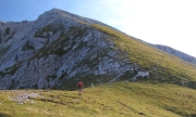 04 Il pianoro alle spalle del rifugio, con il costolone che ospita la via normale per l'Arera...